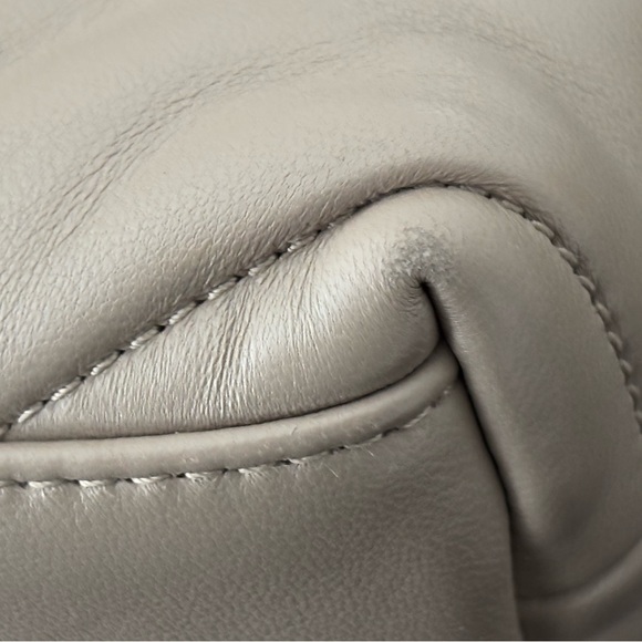 Saint Laurent TOY PUFFER IN LAMBSKIN
DARK BEIGE. With one cross body strap. - Picture 6 of 8